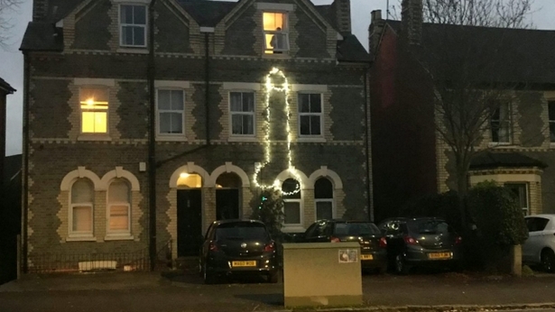 Коледни светлини пред къщата