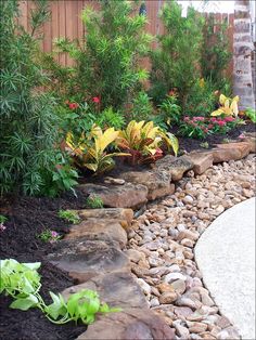 Идеи за озеленяване на задния двор с камъни