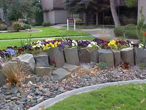 flower-bed-designs-with-rocks-45_18 Цветни лехи с камъни