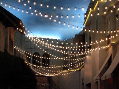 hang-string-lights-outside-66_10 Висят низ светлини отвън