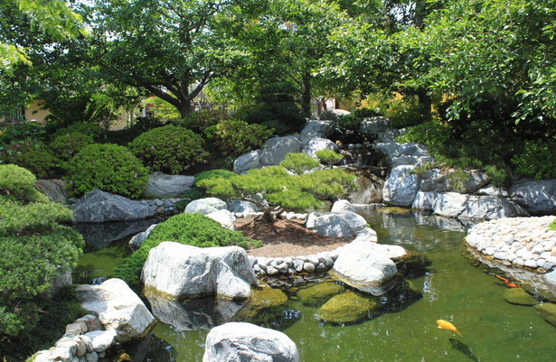 Японска градина с езерце