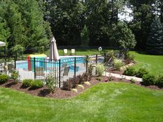landscaping-around-pool-fence-87 Озеленяване около ограда басейн