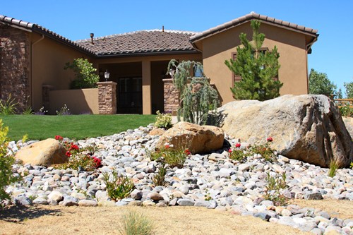 landscaping-front-yard-with-rocks-71_15 Озеленяване на преден двор с камъни