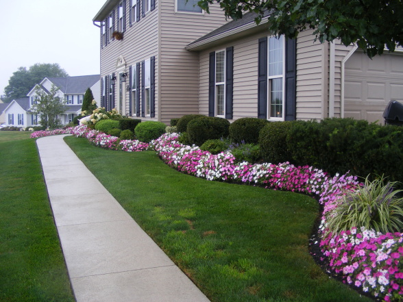 landscaping-ideas-for-front-yard-flower-beds-79_12 Озеленяване идеи за предните двор цветни лехи