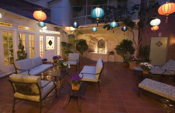 outdoor-patio-string-lighting-ideas-23_10 Открит вътрешен двор низ осветление идеи
