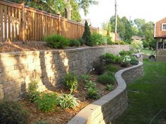 retaining-wall-backyard-landscaping-ideas-64_16 Подпорна стена задния двор озеленяване идеи