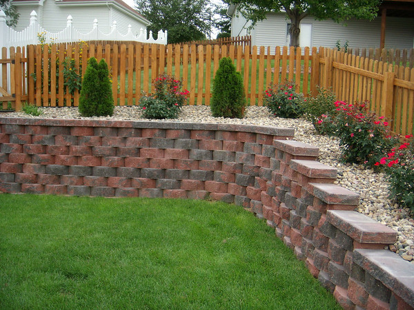 retaining-wall-backyard-landscaping-ideas-64_19 Подпорна стена задния двор озеленяване идеи