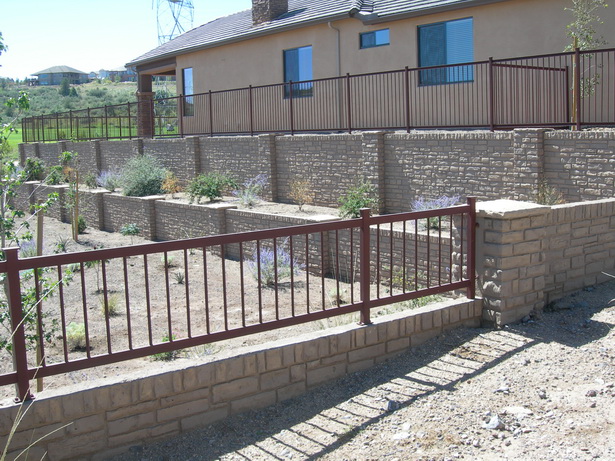 retaining-wall-fence-ideas-62_11 Подпорна стена ограда идеи