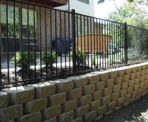 retaining-wall-fence-ideas-62_8 Подпорна стена ограда идеи