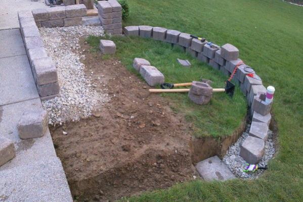 retaining-wall-with-pavers-15_20 Подпорна стена с павета