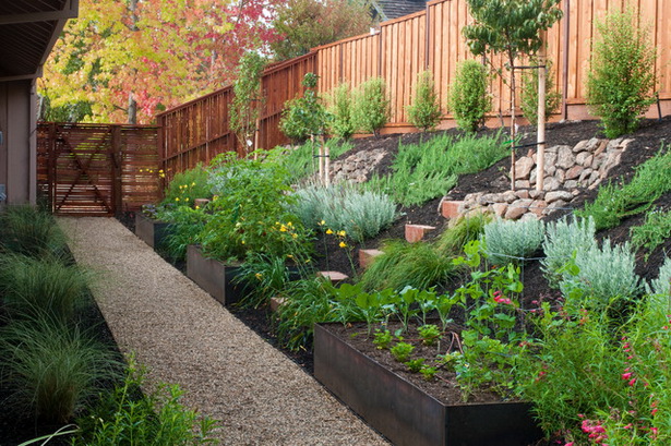sloped-backyard-landscaping-ideas-08_17 Наклонени задния двор озеленяване идеи