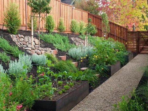 sloped-backyard-landscaping-ideas-08_2 Наклонени задния двор озеленяване идеи