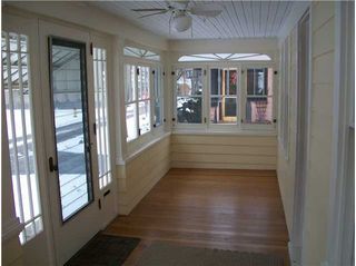 small-enclosed-front-porch-designs-41_13 Малки затворени предна веранда дизайни