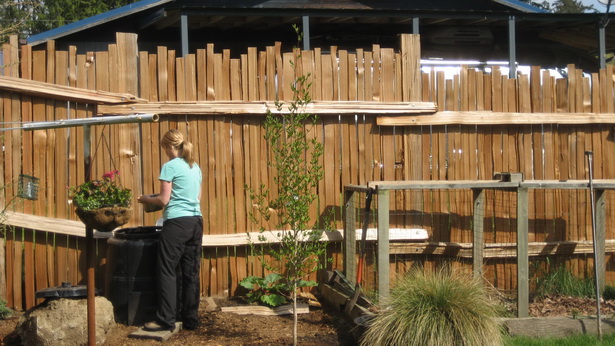 small-fenced-in-backyard-landscaping-ideas-50_18 Малки оградени в задния двор идеи за озеленяване