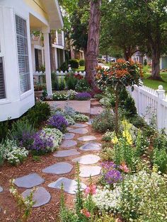 small-front-yard-landscaping-ideas-95_13 Малки идеи за озеленяване на предния двор