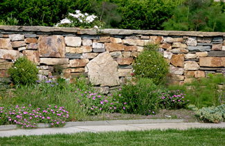 stone-wall-landscaping-ideas-25_13 Идеи за озеленяване на каменна стена
