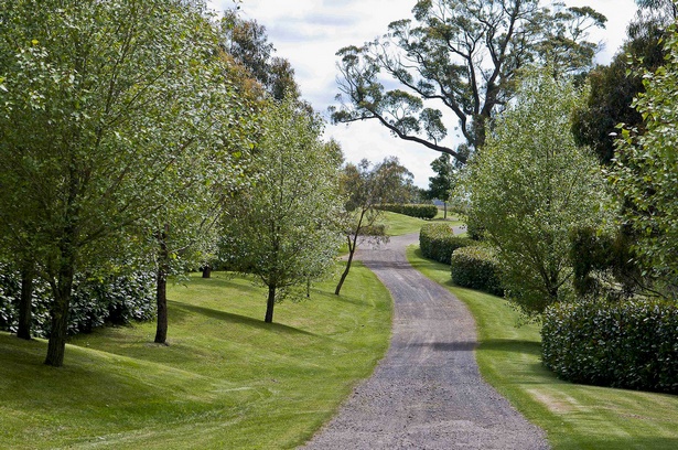 country-driveway-landscaping-ideas-10_5 Идеи за озеленяване на алеята