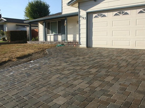driveway-with-pavers-91 Алея с павета