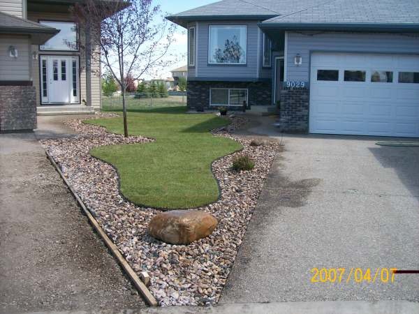 small-front-yard-landscaping-with-driveway-63_18 Малък преден двор озеленяване с алея