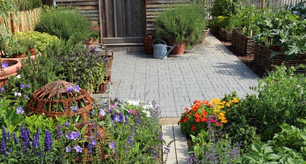small-garden-designs-low-maintenance-66_7 Малки градински дизайни ниска поддръжка