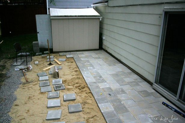 building-a-small-patio-with-pavers-67_2 Изграждане на малък вътрешен двор с павета