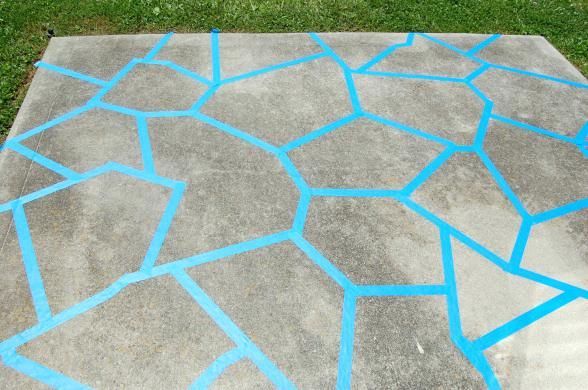 Боядисайте бетонния двор, за да изглежда като камък