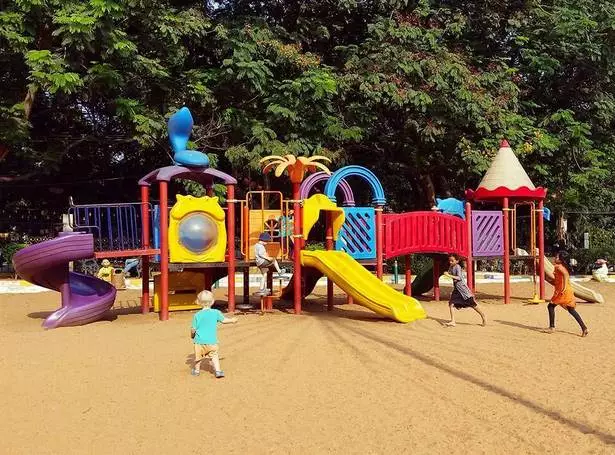 outdoor-childrens-play-centre-20_2-11 Открит детски игрален център