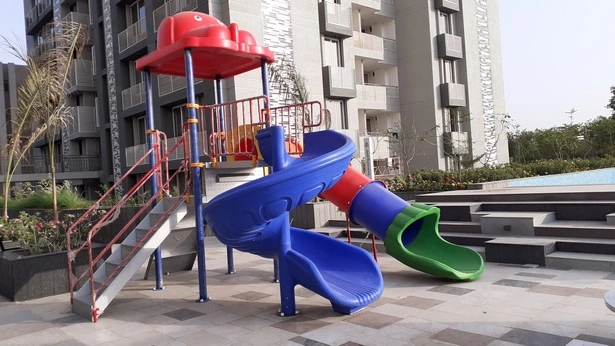 outdoor-childrens-play-centre-20_8-18 Открит детски игрален център