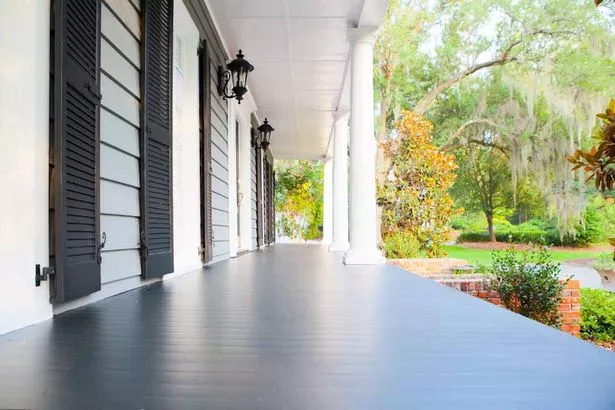 outdoor-porch-flooring-ideas-89_8-14 Открит веранда подови идеи