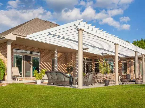 patio-overhang-designs-70_8-16 Дизайн на вътрешен двор