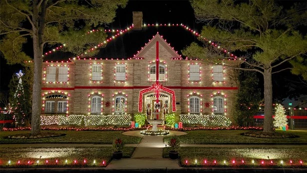 pictures-of-homes-with-outdoor-christmas-decorations-99_15-8 Снимки на домове с външна коледна украса