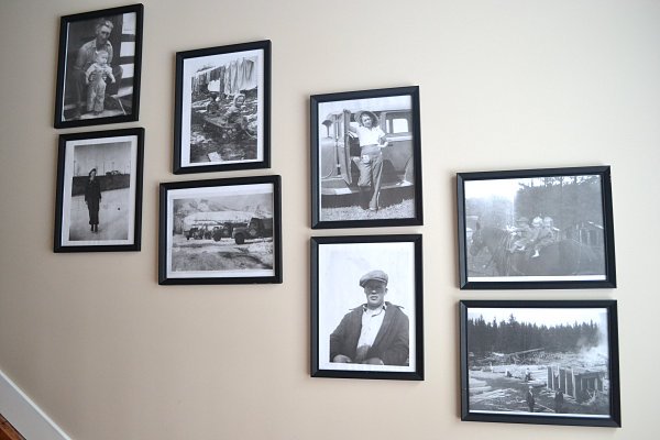 black-and-white-family-photo-wall-15_9 Черно-бяла семейна фото стена