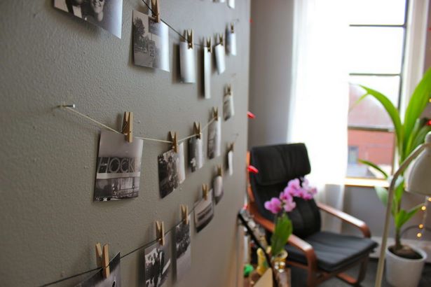 ideas-for-hanging-photos-on-wall-without-frames-79_17 Идеи за окачване на снимки на стена без рамки