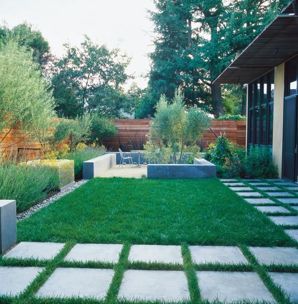 lawn-designs-for-small-gardens-34_13 Дизайн на тревни площи за малки градини