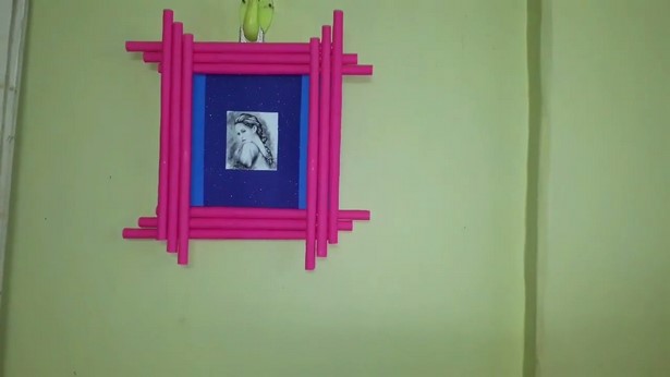 wall-hanging-frames-ideas-97_16 Идеи за окачени рамки за стена