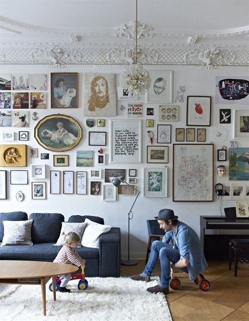 wall-with-lots-of-picture-frames-72_3 Стена с много рамки за картини