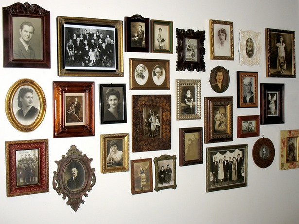 ways-to-display-family-photos-on-wall-43_14 Начини за показване на семейни снимки на стената