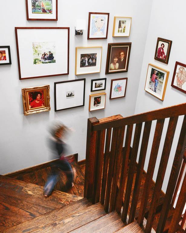 ways-to-display-family-photos-on-wall-43_16 Начини за показване на семейни снимки на стената