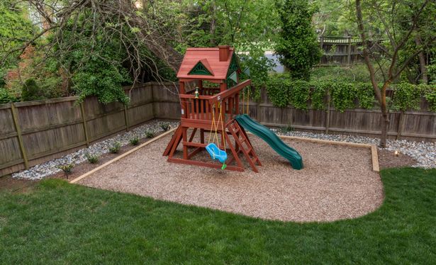 backyard-with-playground-landscaping-62_10 Двор с детска площадка озеленяване