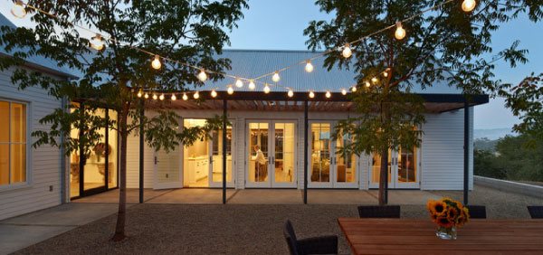 outdoor-string-lights-backyard-02_19 Открит низ светлини заден двор
