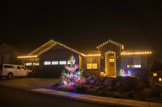 simple-christmas-lights-on-houses-90_5 Обикновени коледни светлини на къщите