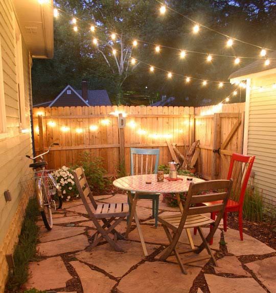 small-patio-string-lights-48_16 Малък вътрешен двор низ светлини