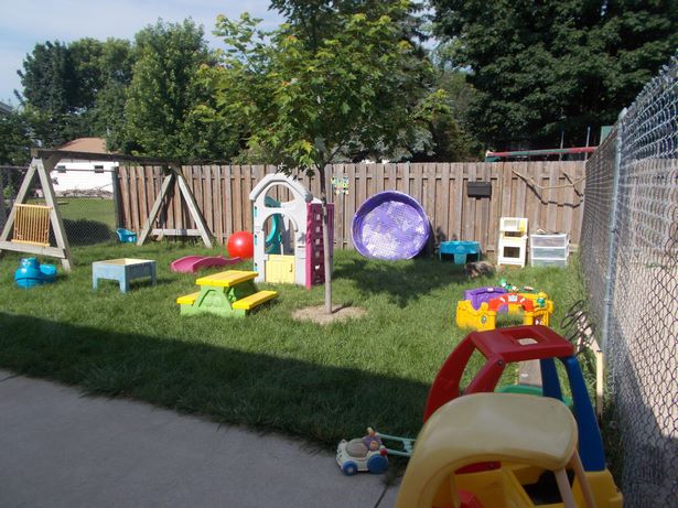 Детска площадка в задния двор