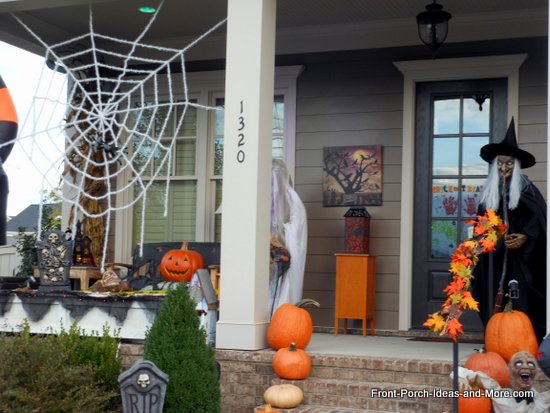 front-porch-halloween-decoration-ideas-23_16 Фронт веранда Хелоуин декорация идеи