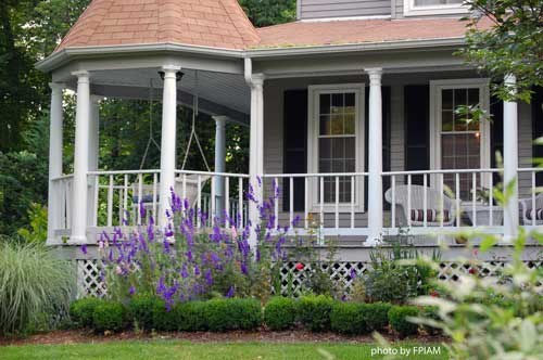 landscaping-ideas-for-front-yard-with-porch-78_7 Озеленяване идеи за преден двор с веранда