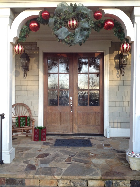 outdoor-christmas-decorating-ideas-for-front-porch-86_13 Открит Коледа декориране идеи за предната веранда