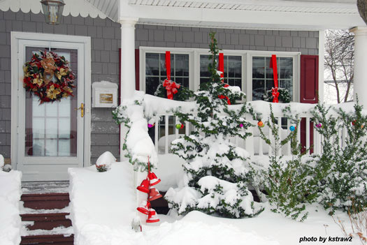 outdoor-christmas-decorating-ideas-front-porch-01_17 Открит Коледа декориране идеи предна веранда