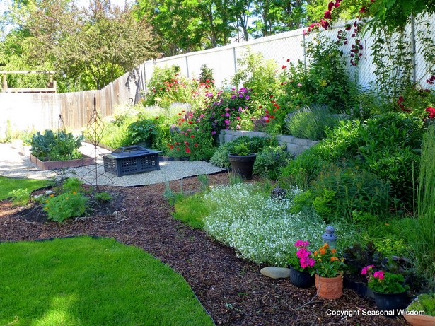 small-backyard-flower-bed-ideas-08_8 Малки идеи за цветни легла в задния двор