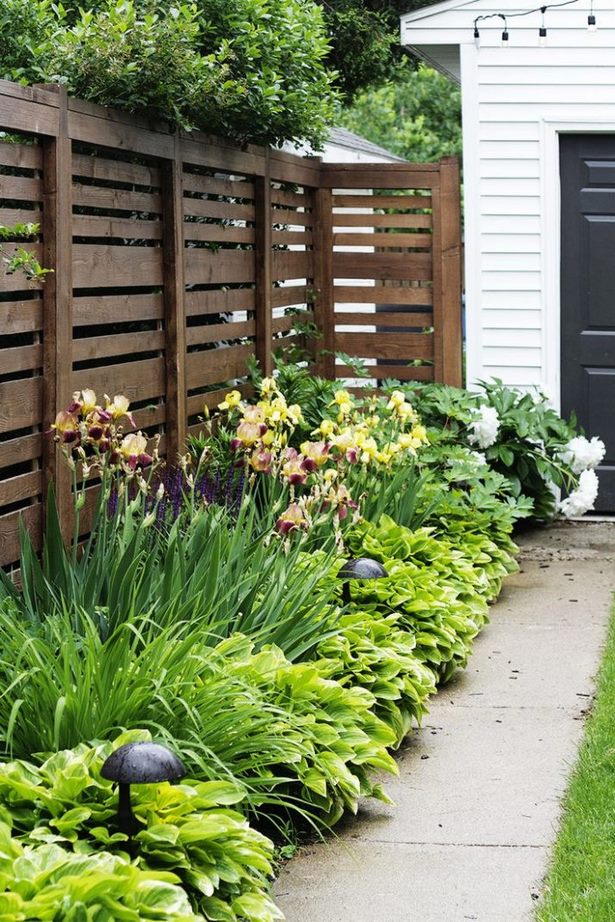 small-fenced-backyard-landscaping-39_17 Малък ограден двор озеленяване
