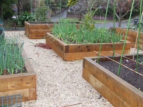 backyard-raised-garden-bed-ideas-30_16 Задния двор повдигнати градинско легло идеи